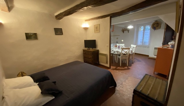 Apartment with queen-size bed 160, close to shops, between sea and mountains