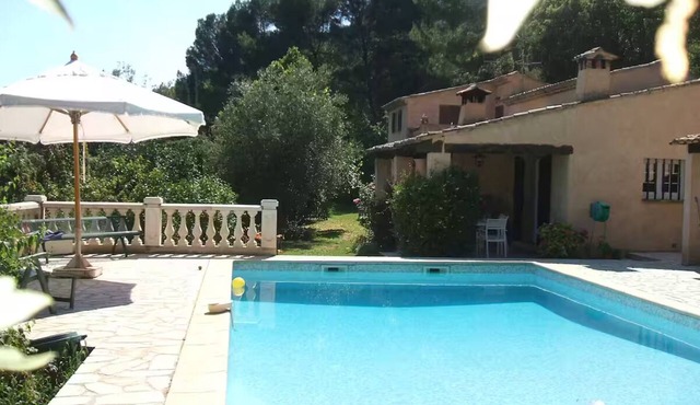 Beautiful air-conditioned 2-room apartment in a quiet Provencal villa