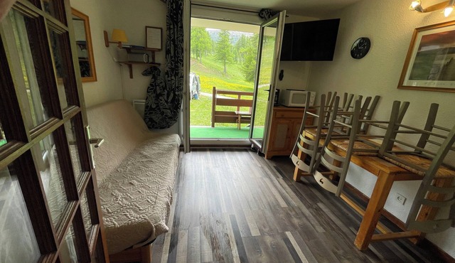 Beautiful apartment, right on the slopes (swimming pool and private tennis court in summer)