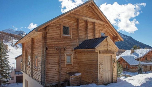 Chalet Anais, traditional Alpine feel