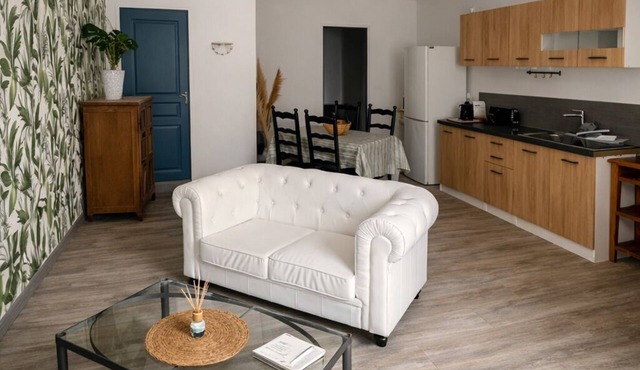 Cosy 2-bedroom house with gardens & pool