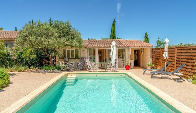 Cottage 'La Petite Cadenelle' with Private Pool, Wi-Fi and Air Conditioning