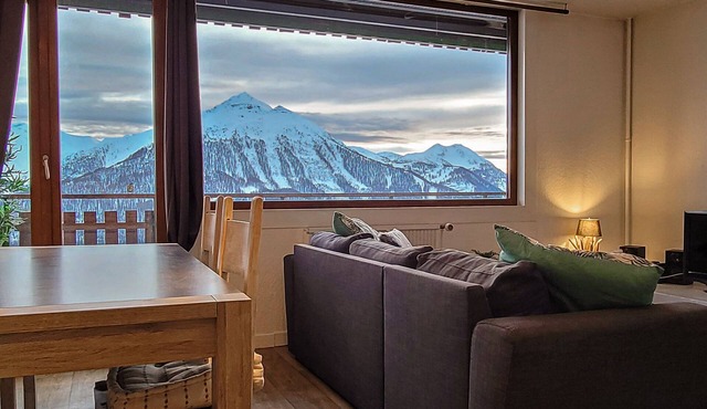 Fully-equipped 5-person apartment with mountain views.