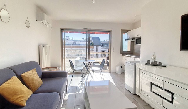 HENRI CAMILLE REAL ESTATE -Fleuries7-Charming studio w/big terrace