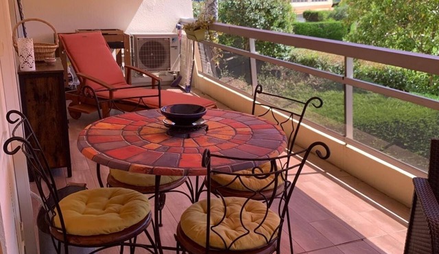 NEW Stunning 4 star apartment (sleeps 4) private parking, communal swimming pool