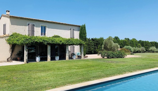 Recent farmhouse in the heart of Provence, absolute peace and quiet.