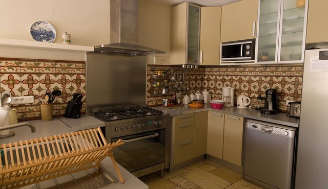 VILLAGE HOUSE WITH POOL and AC, Sleep 6, IN MAILLANE VILLAGE