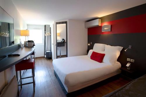 The Hotel Versailles 