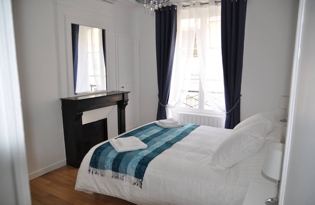CENTRAL LOCATION very close to famous monuments. Direct access airports / station