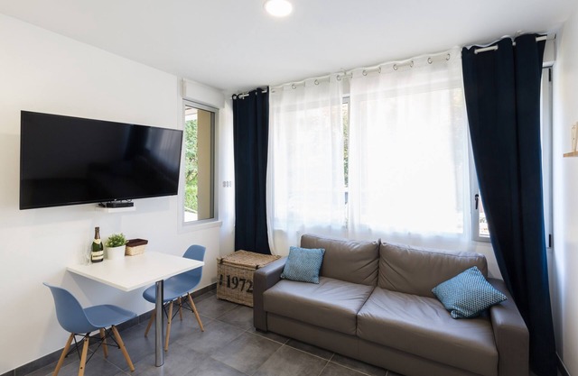 Charming Studio in the Heart of Reims: Your Haven of Peace to Explore!"