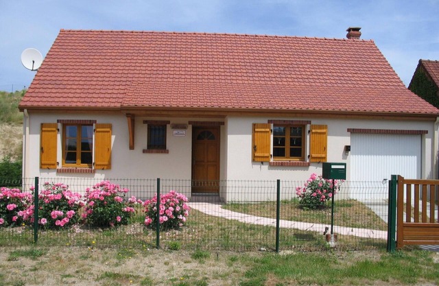 Cozy Family Villa with Garden, Near Beach and Amenities, Pets Welcome