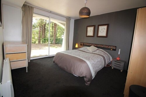 Lovely 4 bedroom holiday home with garden near the sea.