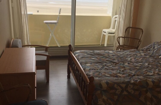 Very sunny 2nd floor apartment facing the sea. free WIFI