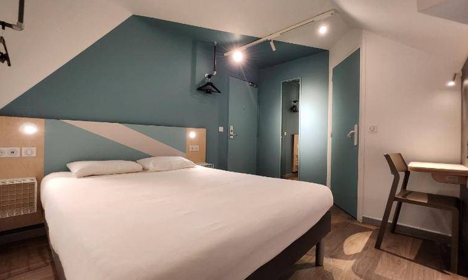 Chambourcy Hotel | 14 m² Hotel ∙ 3 guests