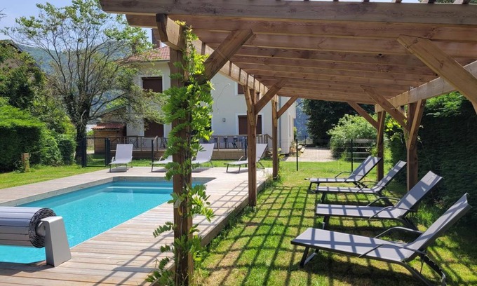 Corveissiat House | 170 m² Gîte ∙ 6 bedrooms ∙ 14 guests