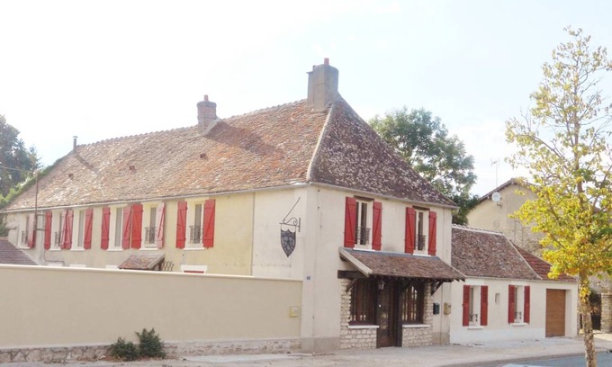 Villeneuve-les-Bordes House | 265 m² Gîte ∙ 7 bedrooms ∙ 14 guests
