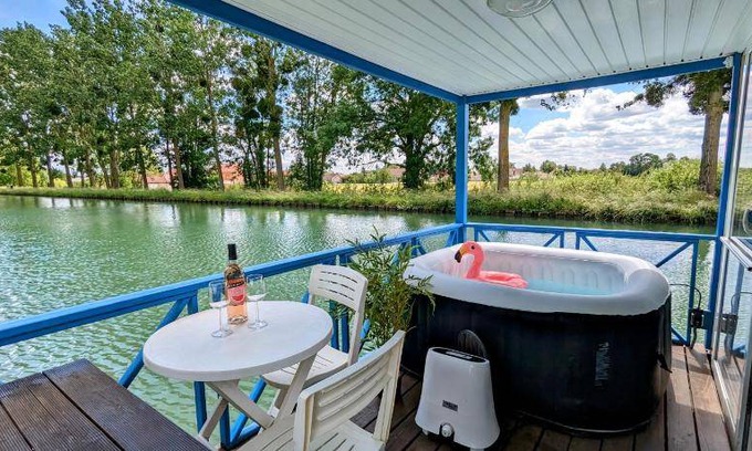 Ouges Boat Rental | 27 m² Houseboat ∙ 2 bedrooms ∙ 6 guests
