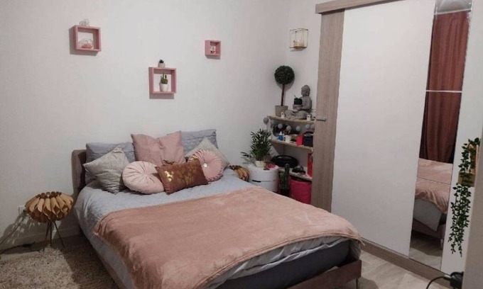 10th Arrondissement Enclos-St-Laurent Resort | 85 m² Private room ∙ 1 bedroom ∙ 3 guests