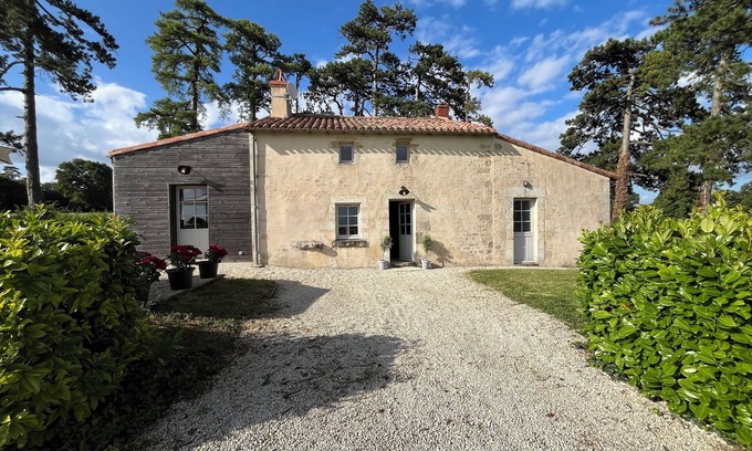Saint-Michel-le-Cloucq House | A L'entrée du Parc D'un Château en Vendée, la Maison des Pins Vous Attend !