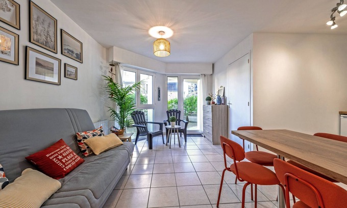 Plougonvelin Apartment | Apartment 'Appartement 4 Pers 50m De La Plage' with Private Terrace and Wi-Fi