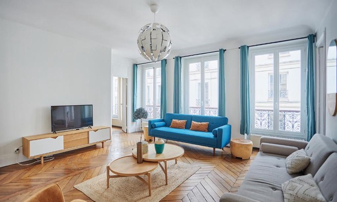 Saint-Merri Apartment | Apartment beaubourg by Studio prestige