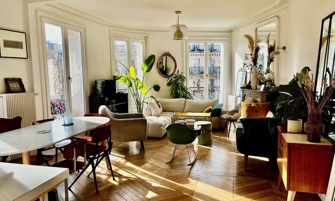 Quartier Sainte-Marguerite Apartment | Appartement Parisien Typique et Baigné de Soleil au Coeur de la Capitale