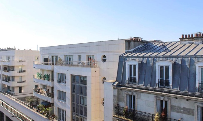 Levallois-Perret Apartment | Bright nest with a small view on the Eiffel Tower