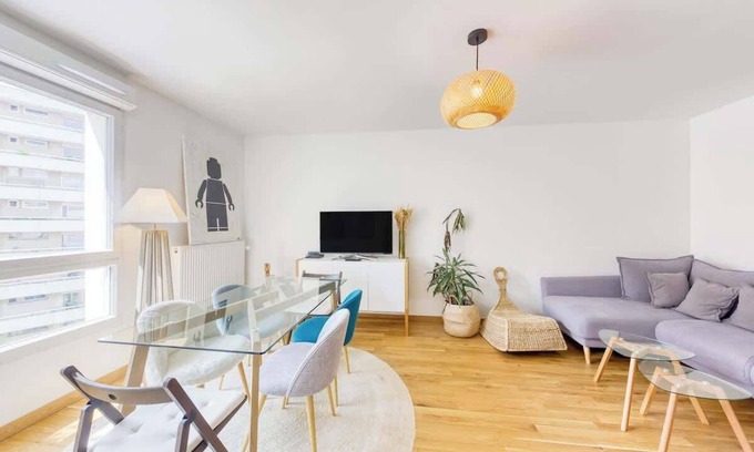 Levallois-Perret Apartment | Charming central apartment with Balcony and City View