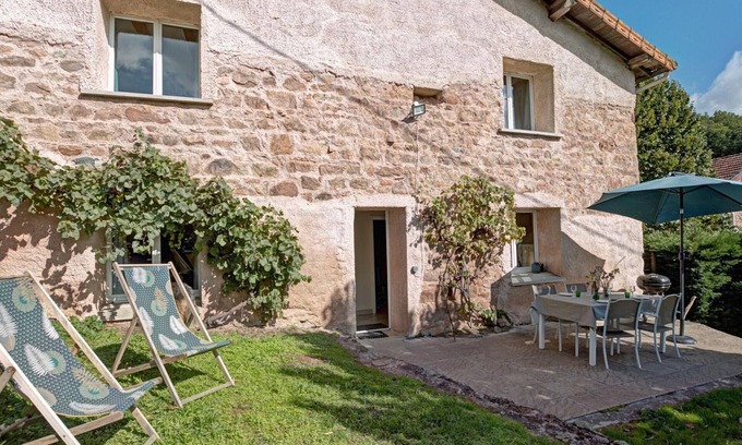 Sevelinges Cottage | Charming Rural Gîte with Terrace, Garden, and Theater Workshops in Sevelinges