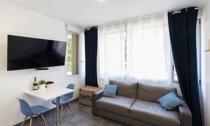 Hincmar Apartment | Charming Studio in the Heart of Reims: Your Haven of Peace to Explore!"