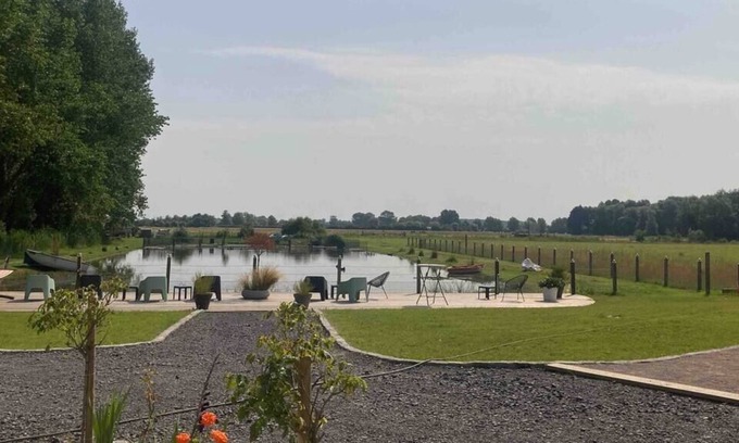 Saint-Quentin-en-Tourmont House | Cottage 1, the Echo of 2 bays, cottage on the edge of a pond