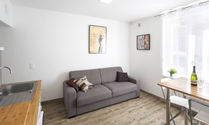 Hincmar Apartment | Discover Our Beautiful Apartment with Private Parking in the Heart of Reims