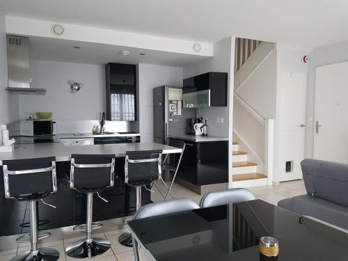 7th Arrondissement Apartment | Duplex cosy - 3 chambres avec garage, balcon et clim