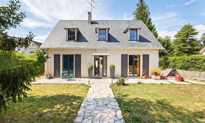 Touques House | Elegant Holiday Home in Touques with Fenced Garden