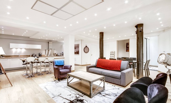 Quartier de la Monnaie Apartment | Historic Center, 140 m², sleeps 8, just renovated, walk to eveything, a/c