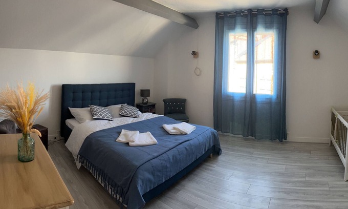 Chatillon-sur-Marne House | Holiday Home 'Chez Brigitte' with Private Terrace, Wi-Fi and Air Conditioning