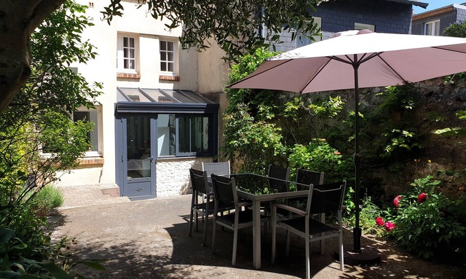 Honfleur House | House Lou&Co Honfleur Nice house downtown with small courtyard 8 persons