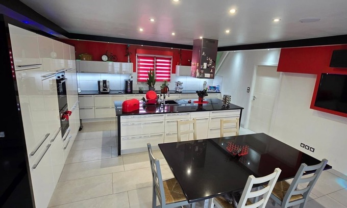 Quartier Saint-Leon House | House-Oversized-Ensuite-City view