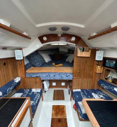 Le Havre Boat Rental | Houseboat ∙ 1 bedroom ∙ 2 guests