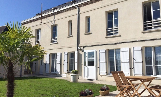 Laon Apartment | Laon Studio "Les Bleuets" on one level with garden and private spa
