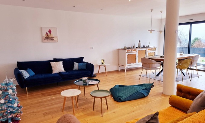 Chanteloup-les-Vignes Villa | Large House With Terrace & garden near Paris