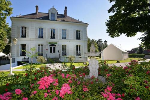 Nangis Hotel | Logis - Hostellerie Le Chatel Nangis