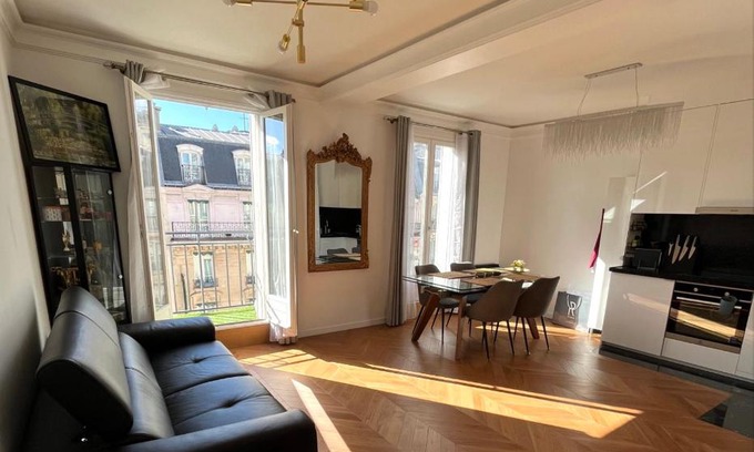 Sorbonne Apartment | Lumineux avec balcon, calme, à 200 m du Panthéon, Entire Flat