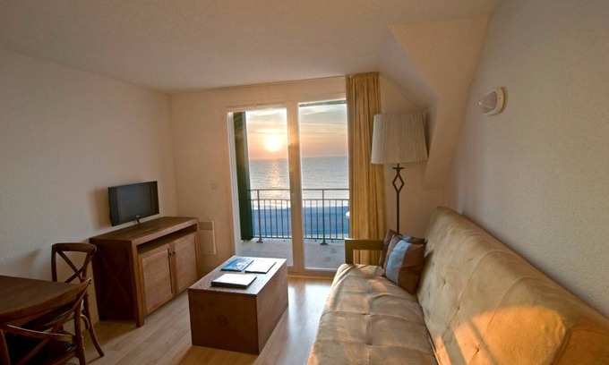 Cayeux-sur-Mer Apartment | Studio flat ∙ 1 bedroom ∙ 4 guests