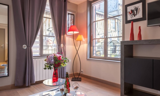 Honfleur Apartment | Studio of the WOOD MAN 1st floor. In the historic center of Honfleur