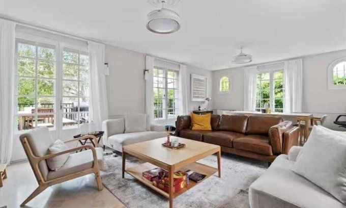 Le Mesnil-le-Roi House | Superb 3-bedroom house in Le Mesnil-le-Roi – Quick Access to Paris