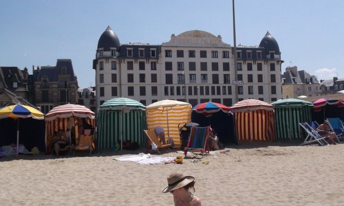 Trouville-sur-Mer Apartment | Very large sea facing bright studio