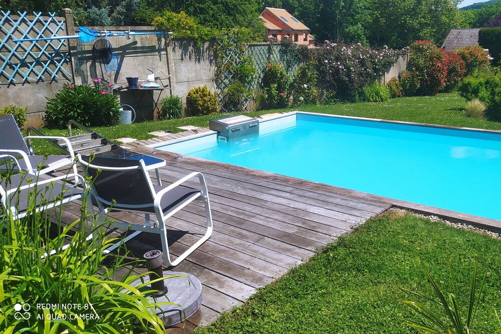 Neauphle-le-Vieux Villa | Location 2 Chambres D'hôtes Pour 3 Personnes en Pavillon Avec Jardin et Piscine
