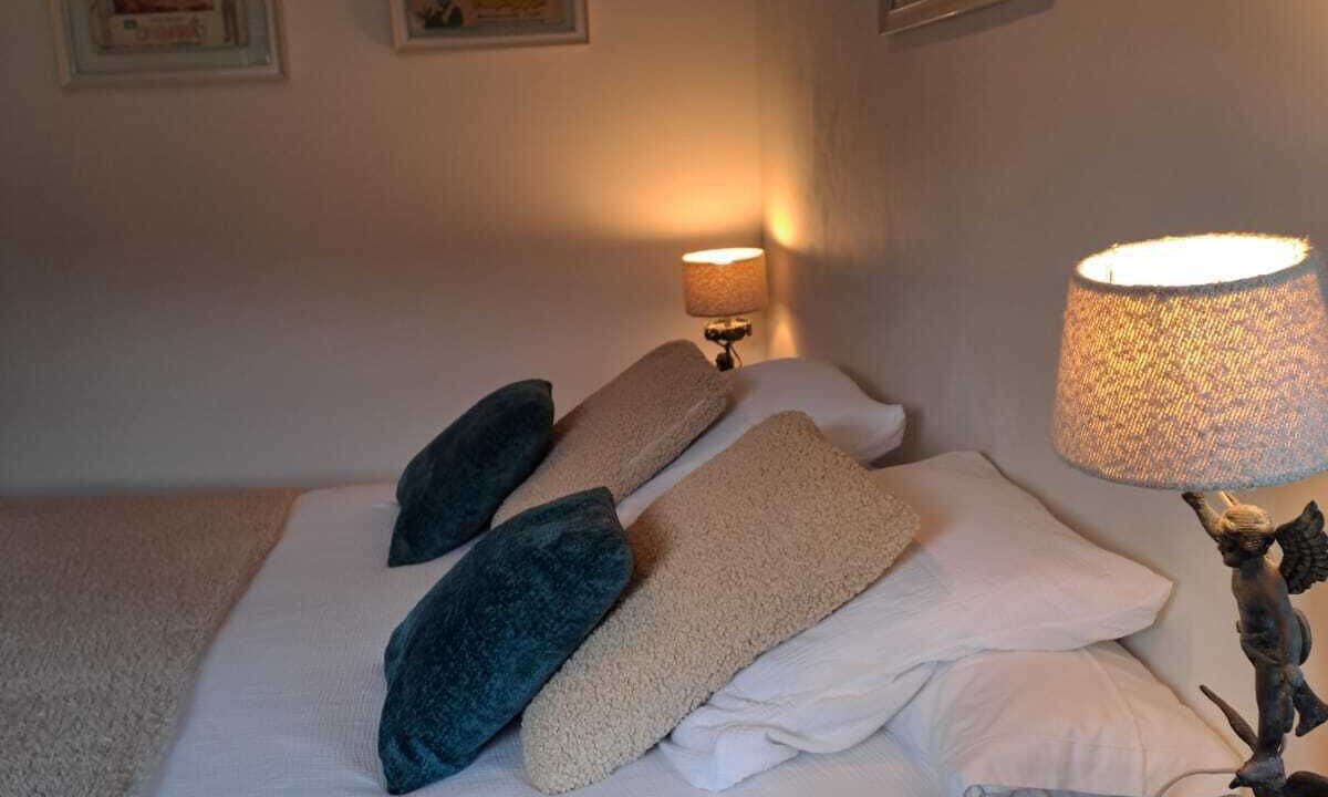 Grieges Bed & Breakfast | Renovated Farm House Bed breakfast close to Macon