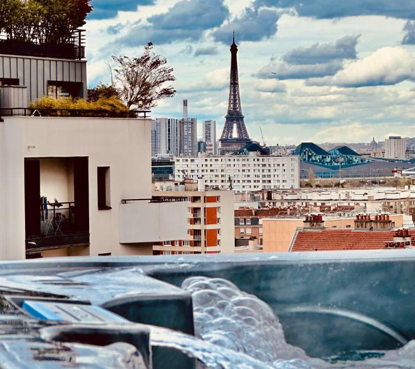 Issy-les-Moulineaux Apartment | Penthouse avec jaccuzzi vue sur la Tour Eiffel